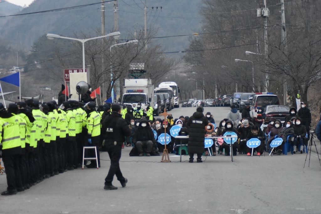 28일 오전 경북 성주 사드기지 입구에서 주민과 반대단체 회원들이 집회를 열고 있다. 사드 철회 소성리 종합상황실 제공