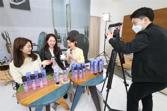 LG생활건강 내추럴 뷰티 크리에이터들이 서울 시내 한 스튜디오에서 라이브커머스 현장 실습에 참여하고 있다. LG생활건강 제공