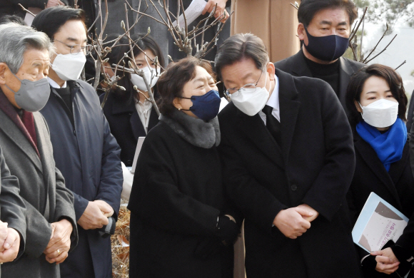 이재명 더불어민주당 대선후보가 29일 오전 남양주시 마석 모란공원 묘역에서 열린 민주주의자 고 김근태선생 10주기 추모행사에 참석해 고인의 부인 인재근 의원과 이야기를 하고 있다. 2021. 12. 29  김명국 선임기자 daunso@seoul.co.kr