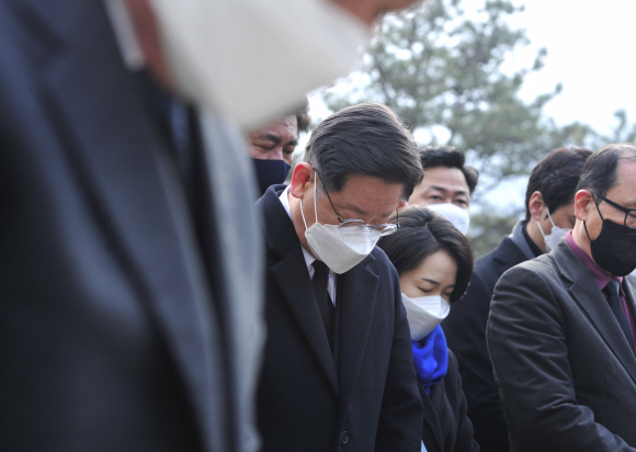 이재명 더불어민주당 대선후보가 29일 오전 경기 남양주시 마석 모란공원묘지에서 열린 고(故) 김근태 전 열린우리당 의장의 10주기 행사에서 묵념을 하고 있다.2021. 12. 29  김명국 선임기자 daunso@seoul.co.kr