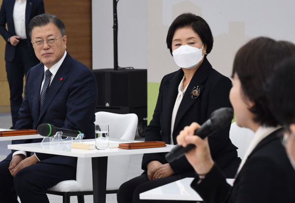 문재인 대통령과 부인 김정숙 여사가  29일 충남 공주시 공주대학교 옥룡캠퍼스에서 열린 공주대학교 부설 특수학교 설립 기공행사에 참석해 참석한 유은혜 교육부 장관의  발언을 듣고 있다. 2021. 12. 29 도준석 기자 pado@seoul.co.kr