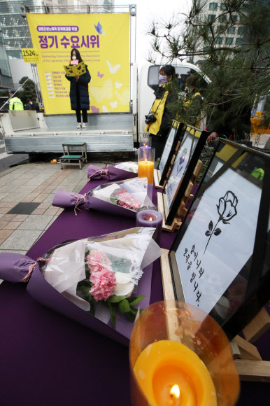 29일 오후 서울 종로구 옛 일본대사관 앞에서 열린 ‘1524차 일본군성노예제 문제해결을 위한 정기 수요시위’에서 2021년 돌아가신 세 분의 피해자 할머니를 위한 추모제가 진행되고 있다. 2021.12.29  연합뉴스