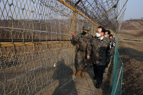김부겸 국무총리가 29일 경기도 양주 25사단을 방문해 철책 주변을 둘러보고 있다.2021. 12. 29  청사사진기자단