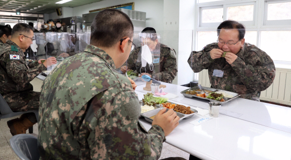 김부겸 국무총리가 29일 경기도 양주 25사단 신병교육대 식당에서 장병들과 함께 점심식사를 하고 있다.2021. 12. 29  청사사진기자단