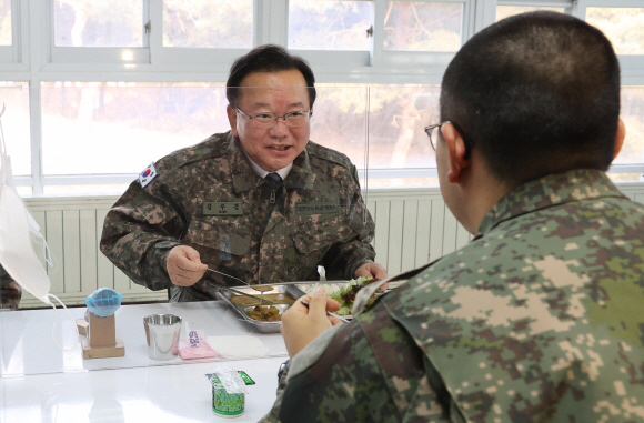 김부겸 국무총리가 29일 경기도 양주 25사단 신병교육대 식당에서 장병들과 함께 점심식사를 하고 있다.2021. 12. 29  청사사진기자단