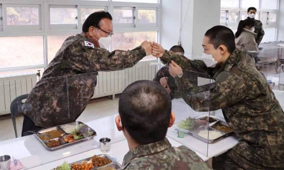 김부겸 국무총리가 29일 경기도 양주 25사단 신병교육대를 방문해 장병들과 인사하고 있다.2021. 12. 29  청사사진기자단