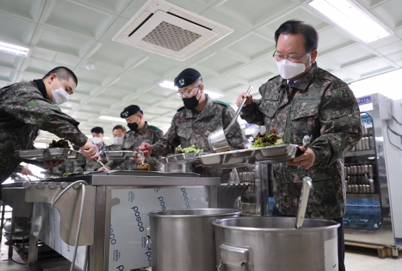 김부겸 국무총리가 29일 경기도 양주 25사단 신병교육대 식당에서 자율배식을 하고 있다.2021. 12. 29  청사사진기자단