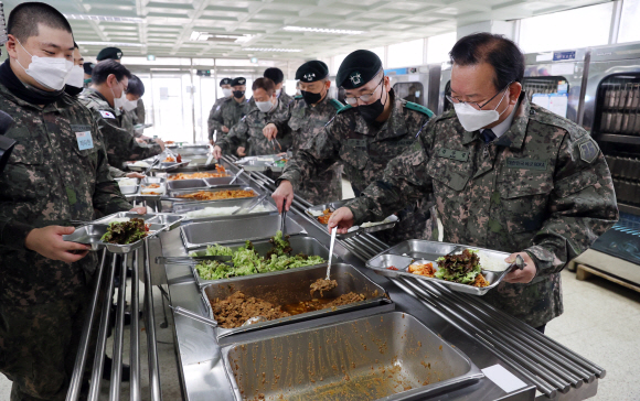 김부겸 국무총리가 29일 경기도 양주 25사단 신병교육대 식당에서 자율배식을 하고 있다.2021. 12. 29  청사사진기자단