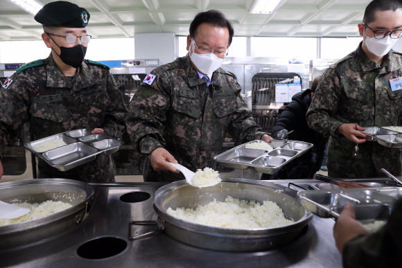 김부겸 국무총리가 29일 경기도 양주 25사단 신병교육대 식당에서 자율배식을 하고 있다.2021. 12. 29  청사사진기자단