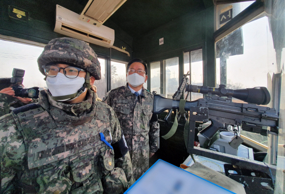 김부겸 국무총리가 29일 경기도 양주 25사단을 방문해 고가초소 등 시설을 살펴보고 있다. 2021. 12. 29  청사사진기자단