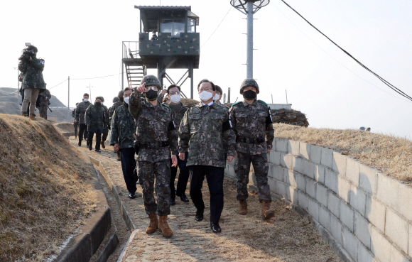 김부겸 국무총리가 29일 경기도 양주 25사단을 방문해 부대 시설 등을 점검하고 있다.2021. 12. 29  청사사진기자단