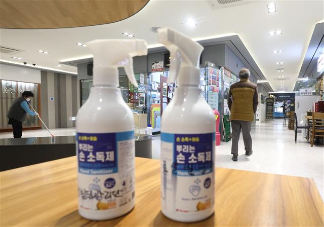 통계청이 내놓은 2020년 소상공인 실태조사 결과에 따르면 지난해 신종 코로나바이러스 감염증(코로나19) 사태로 소상공인들의 영업이익이 1년 새 반 토막 수준으로 쪼그라든 것으로 나타났다. 코로나19 위기에도 사업체 수는 증가했으나 종사자 수는 전년보다 87만명 이상 감소한 것으로 조사됐다. 사진은 29일 서울 도심 식당가에 놓인 손소독제 모습. 2021.12.29  뉴스1
