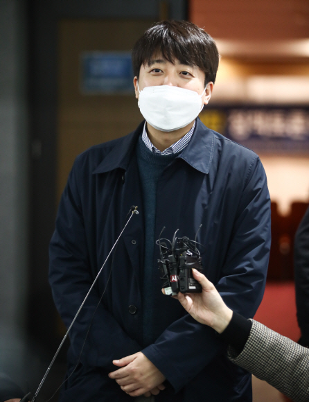 국민의힘 이준석 대표가 29일 국회 의원회관에서 열린 ‘한돈산업발전 토론회’에서 축사를 마친 뒤 복도에서 취재진의 질문을 받고 있다. 2021. 12. 29  김명국 선임기자 daunso@seoul.co.kr