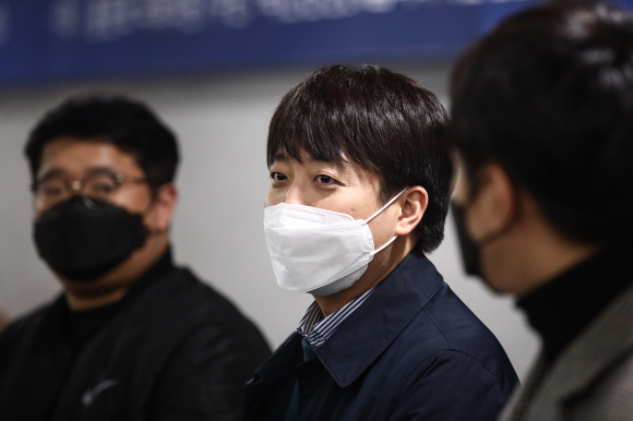 국민의힘 이준석 대표가 29일 국회 의원회관에서 열린 ‘한돈산업발전 토론회’에서 축사를 마친 뒤 복도에서 취재진의 질문을 받고 있다. 2021. 12. 29  김명국 선임기자 daunso@seoul.co.kr