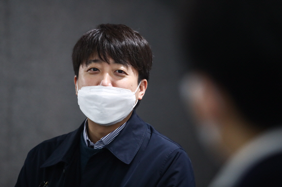 국민의힘 이준석 대표가 29일 국회 의원회관에서 열린 ‘한돈산업발전 토론회’에서 축사를 마친 뒤 복도에서 취재진의 질문을 받고 있다.2021. 12. 29  김명국 선임기자 daunso@seoul.co.kr