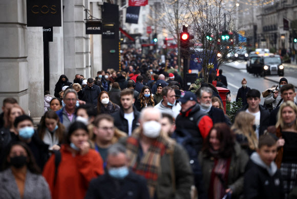 영국이 신종 코로나바이러스 감염증(코로나19) 확산으로 비상인 가운데 크리스마스를 이틀 앞둔 23일(현지시간) 런던 도심 리젠트 거리가 쇼핑객으로 북적이고 있다. 2021-12-24 런던 로이터 연합뉴스