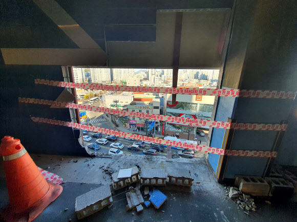 택시가 추락한 주차장의 흔적