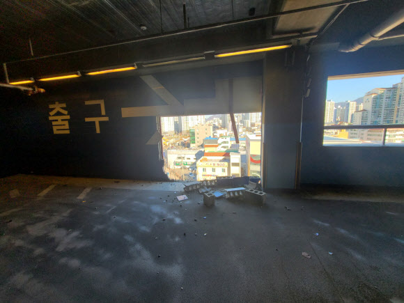 부산 대형마트 5층 주차장 벽 뚫고 차량 추락