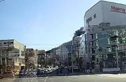 벽 뚫고 도로로 추락하는 차량