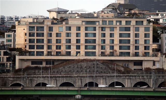 서울 초고가 아파트 시장에 지각변동이 일어나고 있다.  국토교통부 실거래가 공개시스템에 따르면 올해 전국 아파트 실거래가 최고가 아파트는 서울 용산구 한남동에 있는 ‘파르크한남’이다. 이 아파트 전용 268㎡는 이달 13일 120억원(2층)에 거래, 아파트 역대 최고 실거래가를 기록했다. 2014년부터 지난해까지 7년간 실거래 매매가격 1위를 지켰던 한남더힐은 간신히 10위권에 이름을 올렸다.  사진은 30일 오후 한남대교 남단에서 바라본 서울 용산구 한남동 파르크한남의 모습. 2021.12.30  뉴스1