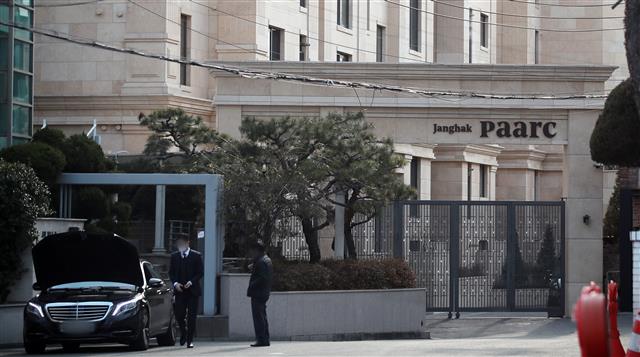 서울 초고가 아파트 시장에 지각변동이 일어나고 있다.  국토교통부 실거래가 공개시스템에 따르면 올해 전국 아파트 실거래가 최고가 아파트는 서울 용산구 한남동에 있는 ‘파르크한남’이다. 이 아파트 전용 268㎡는 이달 13일 120억원(2층)에 거래, 아파트 역대 최고 실거래가를 기록했다. 2014년부터 지난해까지 7년간 실거래 매매가격 1위를 지켰던 한남더힐은 간신히 10위권에 이름을 올렸다.  사진은 30일 오후 서울 용산구 한남동 파르크한남의 모습. 2021.12.30  뉴스1