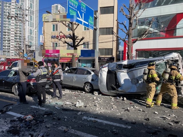 부산 대형마트 5층 주차장서 택시가 벽을 뚫고 추락해 차량운전기사가 숨지는 등 8명의 사상자가 발생했다. 택시가 추락하면서 신호대기중이던 차량을 덮쳐 차량 13대가 파손됐다.<부산경찰청 제공>