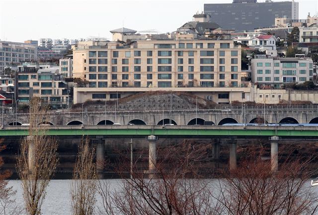 서울 초고가 아파트 시장에 지각변동이 일어나고 있다.  국토교통부 실거래가 공개시스템에 따르면 올해 전국 아파트 실거래가 최고가 아파트는 서울 용산구 한남동에 있는 ‘파르크한남’이다. 이 아파트 전용 268㎡는 이달 13일 120억원(2층)에 거래, 아파트 역대 최고 실거래가를 기록했다. 2014년부터 지난해까지 7년간 실거래 매매가격 1위를 지켰던 한남더힐은 간신히 10위권에 이름을 올렸다.  사진은 30일 오후 한남대교 남단에서 바라본 서울 용산구 한남동 파르크한남의 모습. 2021.12.30  뉴스1