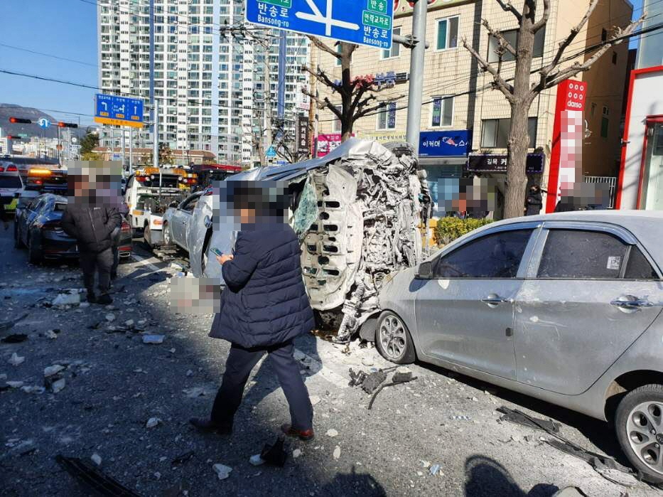 부산 대형마트 5층 주차장서 택시가 벽을 뚫고 추락해 차량운전기사가 숨지는 등 8명의 사상자가 발생했다. 택시가 추락하면서 신호대기중이던 차량을 덮쳐 차량 13대가 파손됐다.<부산경찰청제공>