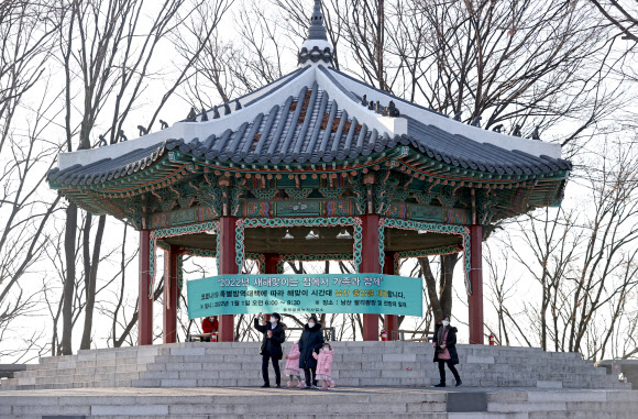 30일 오후 서울 해맞이 명소인 남산 팔각정에 오는 1일 일출 시간대 출입 제한을 알리는 현수막이 붙어 있다. 2021.12.30 연합뉴스