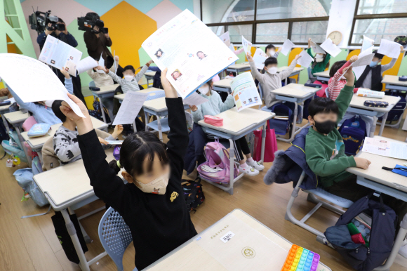 “와~ 겨울방학이다” 전 학년 등교로 마지막 인사 