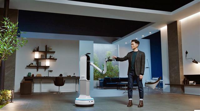 세계 최대 정보기술 전시회인 ‘CES 2022’는 로봇과 모빌리티가 결합된 로빌리티(Robility)의 현주소를 보여 줄 것이다. 사진은 승현준 삼성전자 사장이 지난 1월 11일 온라인으로 진행된 ‘CES 2021’ 삼성 프레스 콘퍼런스에서 ‘삼성봇 핸디’와 물컵을 주고받는 모습. 서울신문DB
