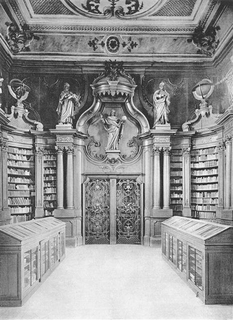 역사적으로 책과 도서관은 한 사회의 지식과 문화의 집적체라는 상징성 때문에 많은 공격을 당했다. 독일은 제1, 2차 세계대전 당시인 1914년과 1940년 벨기에의 루뱅대 도서관을 두 번이나 공격했다.  책과함께 제공