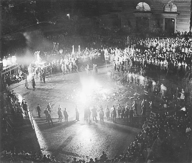 1933년 독일 베를린에서 나치가 서점과 도서관에서 압수한 유대인 관련 서적을 불태우는 모습. 책과함께 제공