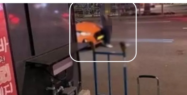 도로 한가운데서 노상방뇨를 하는 남성의 모습이 포착돼 논란이다. 보배드림 공식 인스타그램 캡처