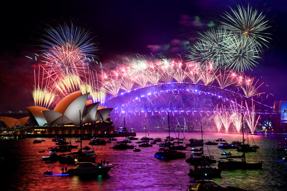 2022년 첫날을 맞는 호주 시드니 하버브리지의 신년 축하 불꽃놀이가 밤하늘을 화려하게 수놓고 있다. 시드니 로이터 연합뉴스