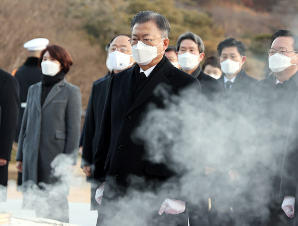 새해 국립서울현충원 참배 나선 문재인 대통령