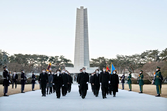 국립서울현충원 참배로 새해 첫날 시작한 문재인 대통령
