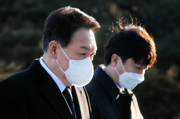 윤석열·이준석, 나란히 섰지만..