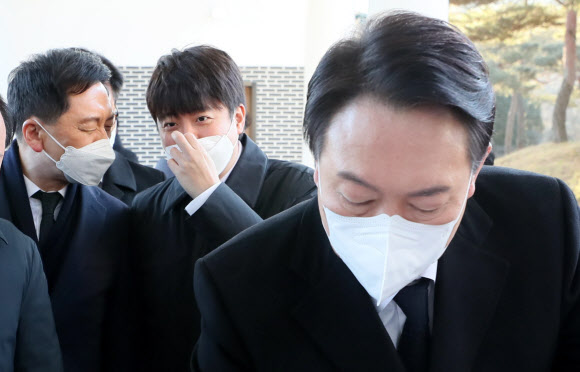 방명록 작성하는 윤석열