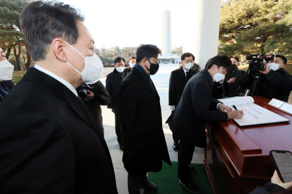 방명록 작성하는 이준석 대표 바라보는 윤석열