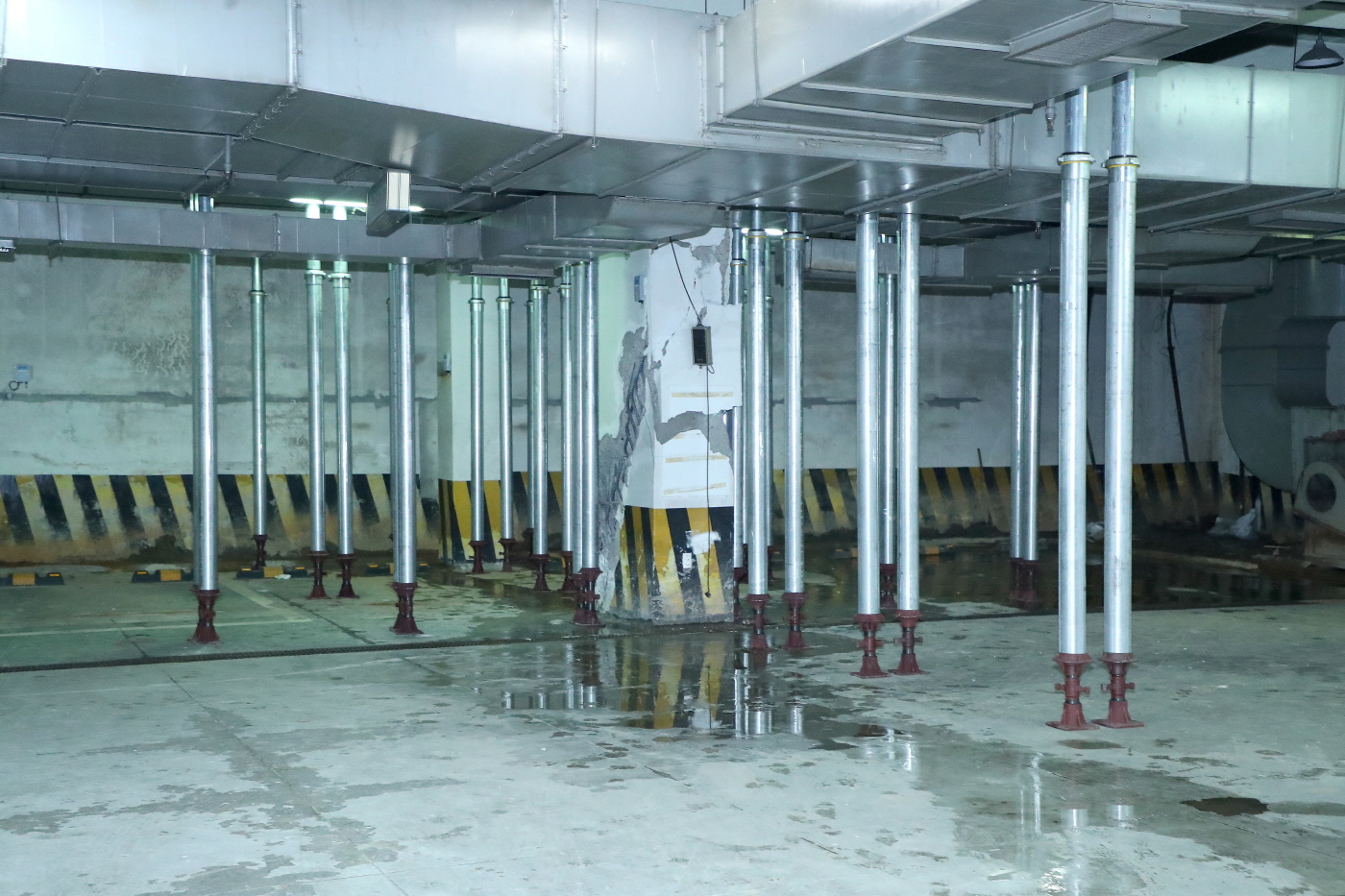 파이프 지지대 55개가 설치된 일산 복합상가 건물의 지하주차장 모습(고양시 제공)