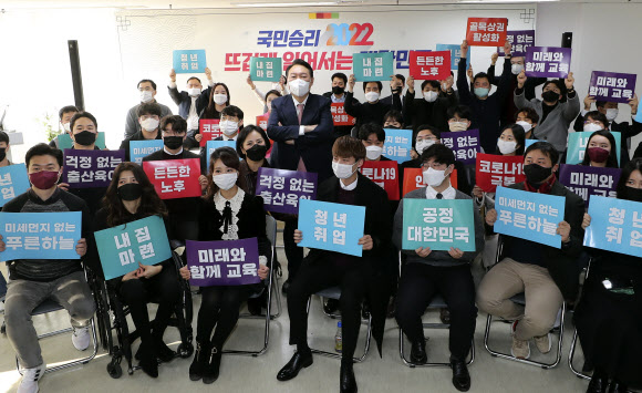 윤석열, 청년보좌역들과 기념촬영