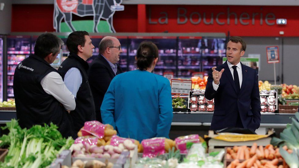 에마뉘엘 마크롱 프랑스 대통령이 슈퍼마켓 관계자들과 과일과 채소의 비닐 포장 판매를 금지하는 조치를 실행했을 때의 문제점을 의논하고 있다. AFP 자료사진 
