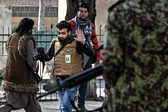 지난달 28일 아프가니스탄 카불에서 열린 시위 도중 탈레반 군인들이 취재 중인 사진기자들을 향해 걸어가고 있다. 카불 AFP 연합뉴스