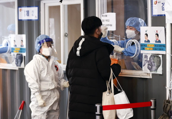 2일 오전 서울 중구 서울역 광장에 마련된 코로나19 임시선별검사소에서 시민이 검사를 받고 있다. 2022.1.2 연합뉴스