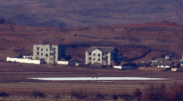 새해 첫날인 지난 1일 강원도 동부전선 최전방 철책을 통해 우리 국민으로 추정되는 1명이 월북한 가운데 2일 오후 경기도 파주시 오두산 통일전망대에서 바라본 북한 황해북도 개풍군 일대에서 마을 주민들이 썰매를 타며 휴일을 보내고 있다.  합동참모본부는 이날 “어제 오후 9시20분께 동부전선 비무장지대(DMZ) 내에서 미상 인원 1명을 감시장비로 포착해 신병 확보를 위해 작전 병력을 투입했다”며 “DMZ 작전 중 해당 인원이 오후 10시40분께 MDL을 넘어 월북한 것을 확인했다”고 밝혔다. 2022.1.2 뉴스1