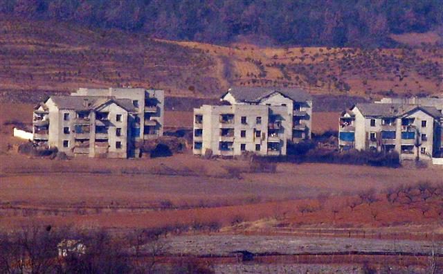 새해 첫날인 지난 1일 강원도 동부전선 최전방 철책을 통해 우리 국민으로 추정되는 1명이 월북한 가운데 2일 오후 경기도 파주시 오두산 통일전망대에서 바라본 북한 황해북도 개풍군 일대가 고요한 모습을 보이고 있다.  합동참모본부는 이날 “어제 오후 9시20분께 동부전선 비무장지대(DMZ) 내에서 미상 인원 1명을 감시장비로 포착해 신병 확보를 위해 작전 병력을 투입했다”며 “DMZ 작전 중 해당 인원이 오후 10시40분께 MDL을 넘어 월북한 것을 확인했다”고 밝혔다. 2022.1.2 뉴스1