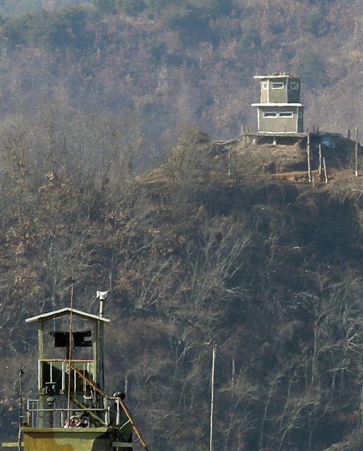 새해 첫날인 지난 1일 강원도 동부전선 최전방 철책을 통해 우리 국민으로 추정되는 1명이 월북한 가운데 2일 오후 경기도 파주시 접경지역에서 바라본 북한군 초소에서 북한군 병사들이 경계근무를 서고 있다. 합동참모본부는 이날 “어제 오후 9시20분께 동부전선 비무장지대(DMZ) 내에서 미상 인원 1명을 감시장비로 포착해 신병 확보를 위해 작전 병력을 투입했다”며 “DMZ 작전 중 해당 인원이 오후 10시40분께 MDL을 넘어 월북한 것을 확인했다”고 밝혔다. 2022.1.2 뉴스1