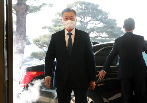 신년사 위해 본관 도착하는 문 대통령