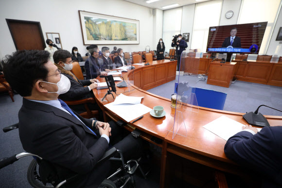 문 대통령 신년사 시청하는 송영길